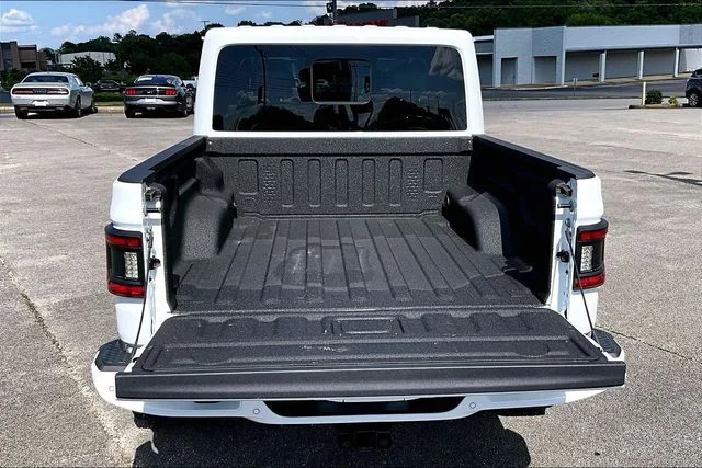Used 2023 White Jeep Overland image 29