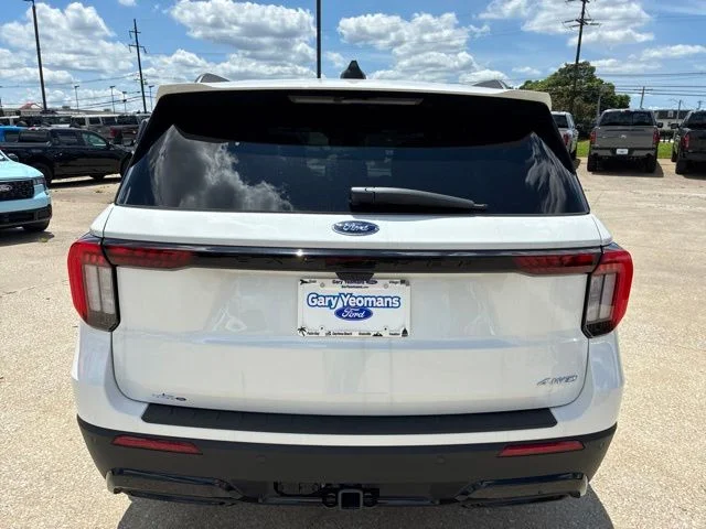 New 2026 Star White Metallic Tri-Coat Ford ST-Line image 5