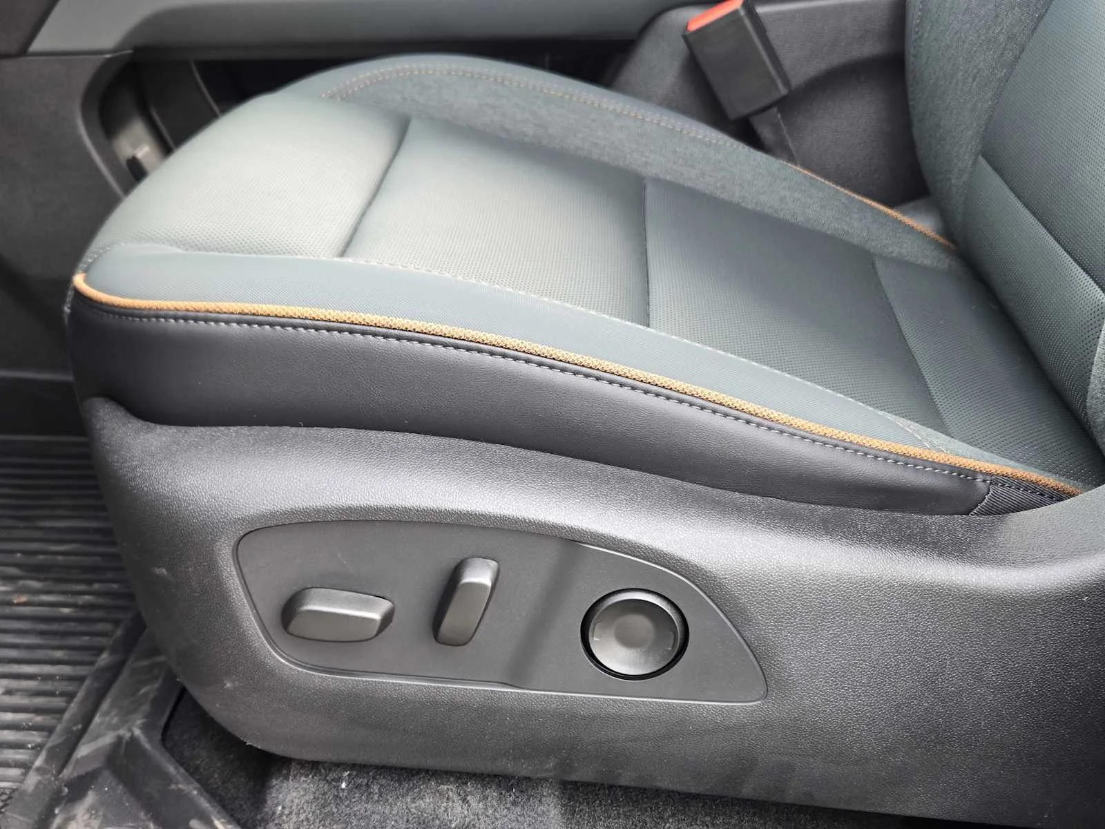 2026 GMC Acadia AT4 - Photo 16