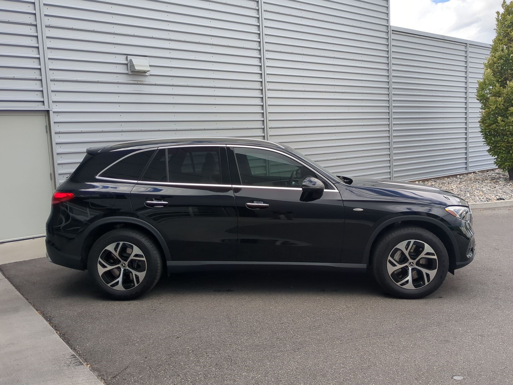 Used 2025 Black Mercedes-Benz GLC 350e image 4