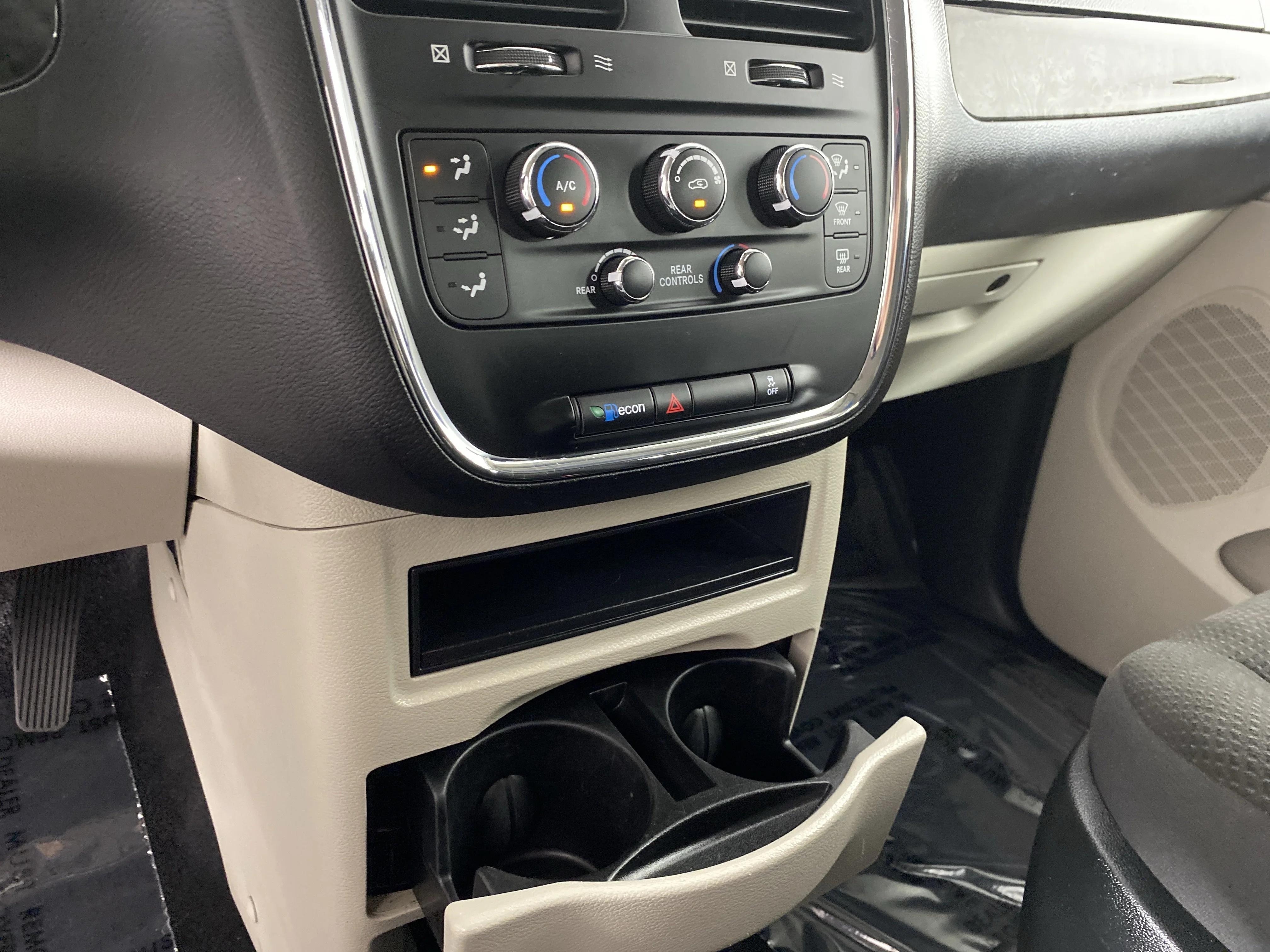 Used 2019 Black Onyx Crystal Pearlcoat Dodge SE image 28