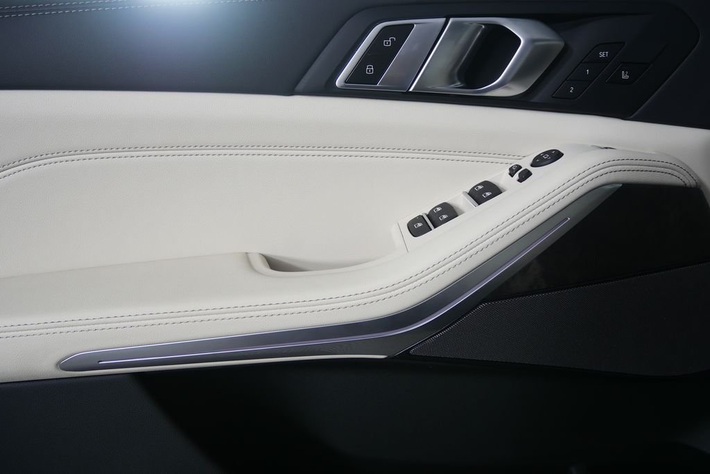 Used 2026 Black Sapphire Metallic BMW sDrive40i image 9