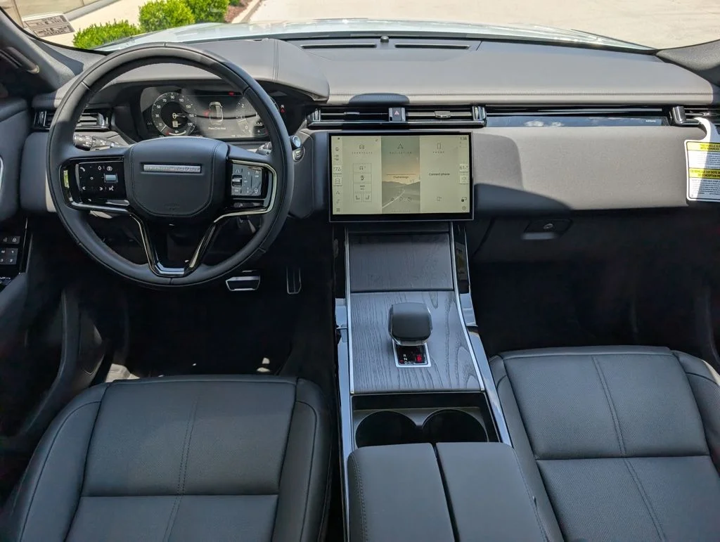 New 2026 Arroios Grey Land Rover Dynamic SE image 9