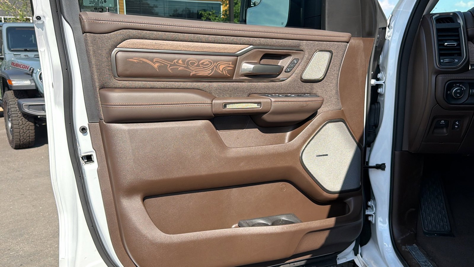 New 2026 Ivory White Tri-Coat Pearl-Coat Exterior Paint RAM Longhorn image 10