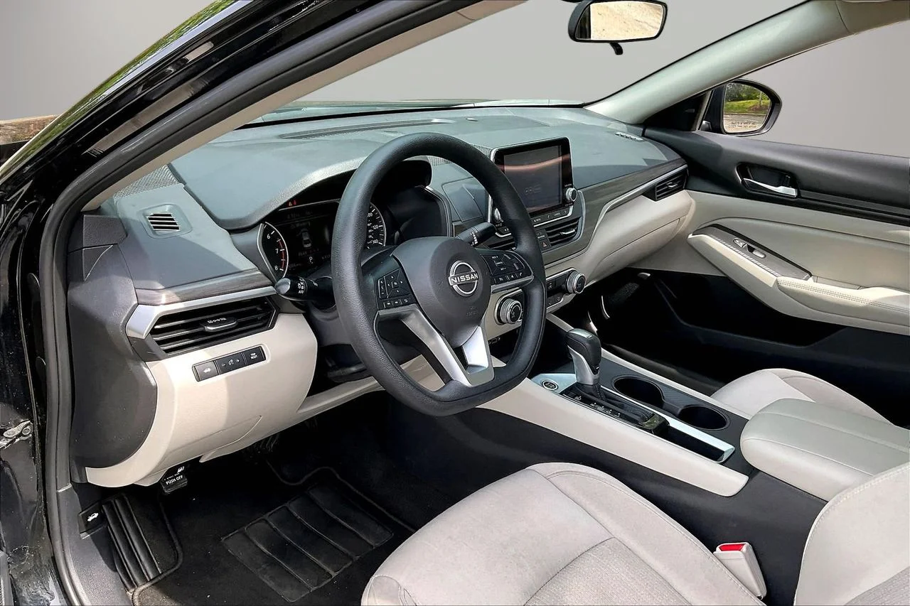 Used 2025 Black Nissan 2.5 SV image 18