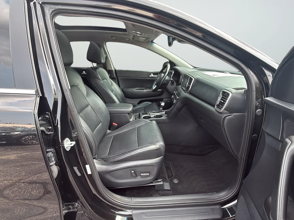Used 2017 Red Kia EX image 26