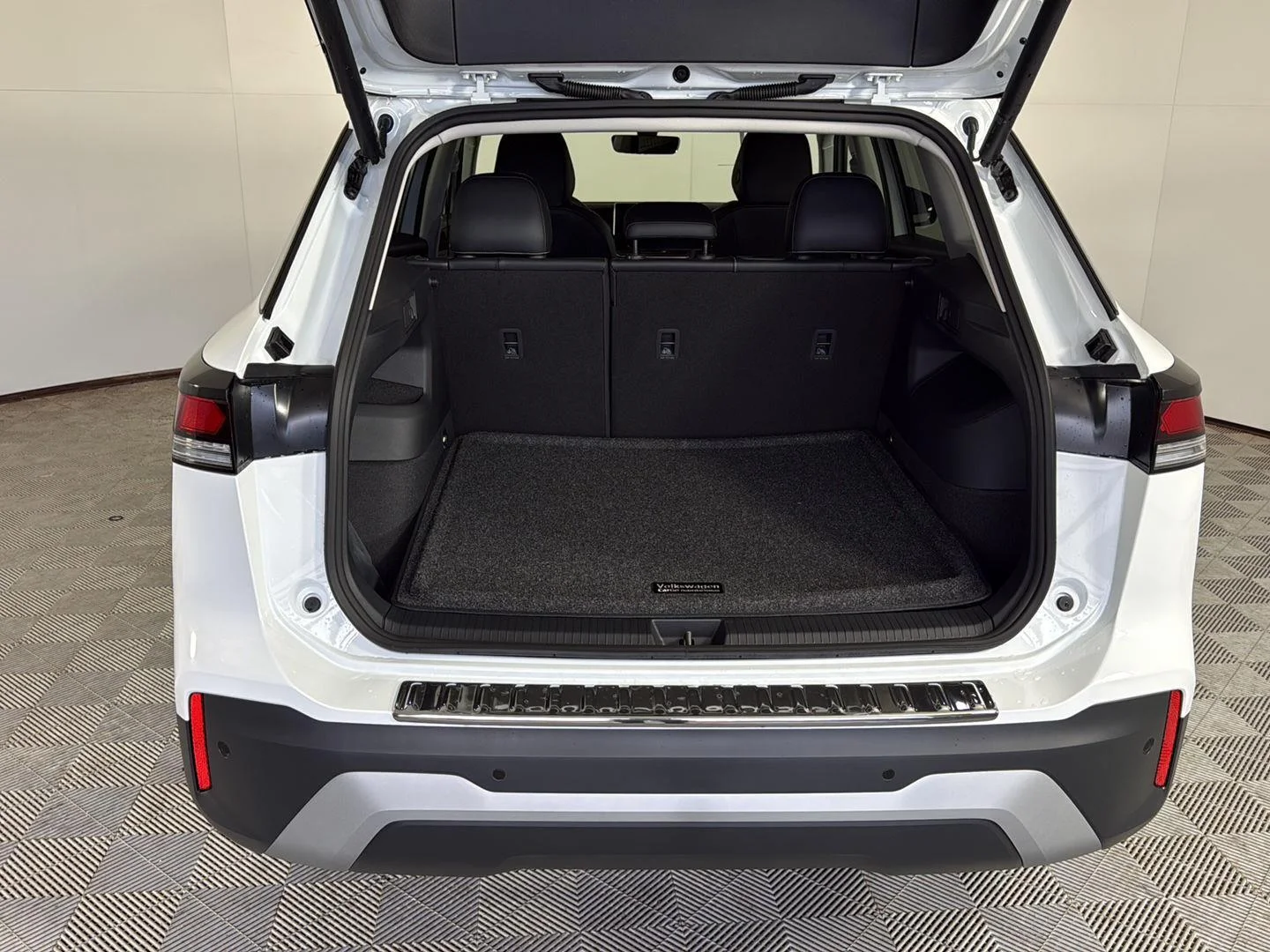 New 2026 Pure White Volkswagen SE image 5