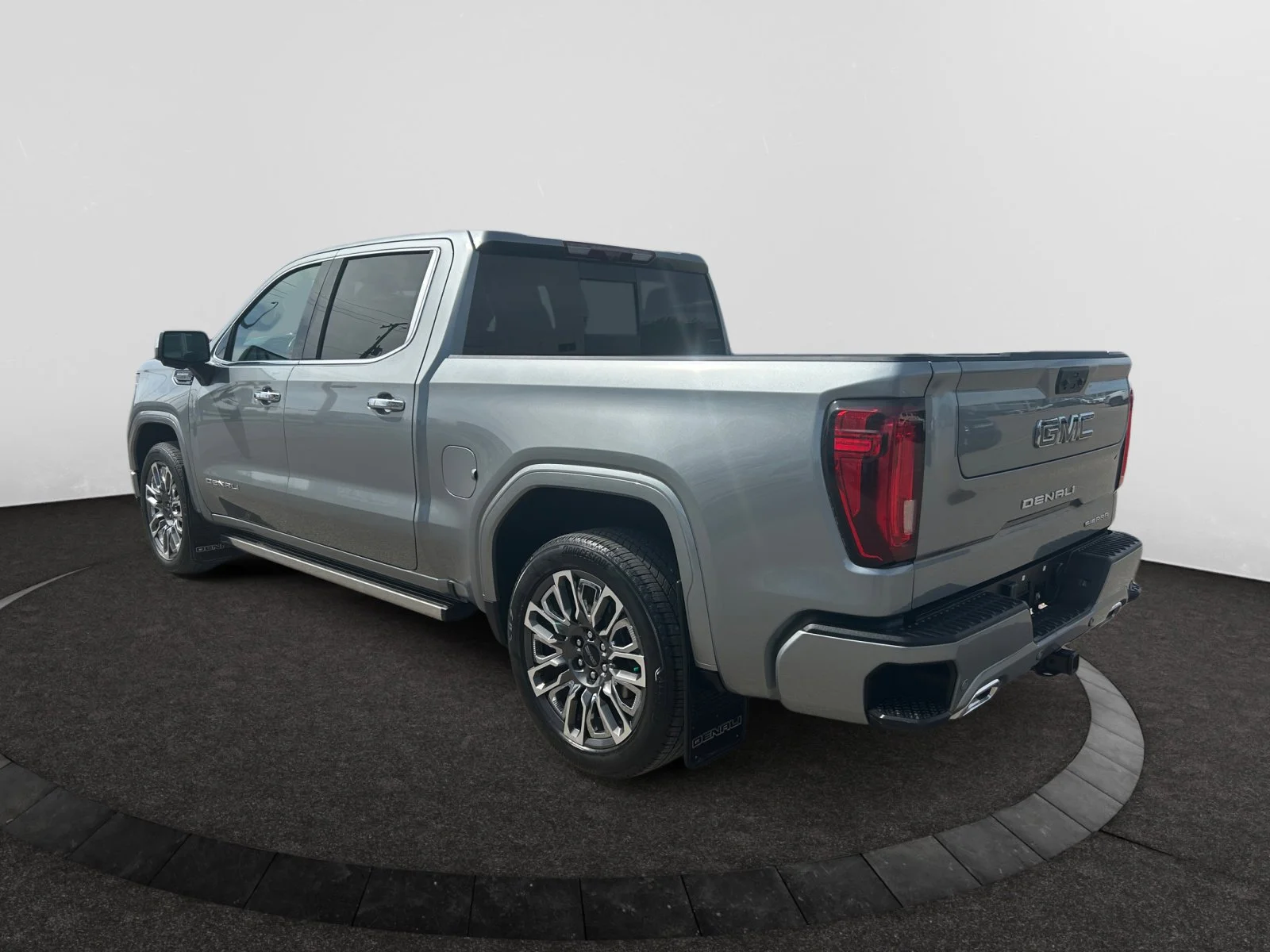 Used 2025 Silver GMC Denali Ultimate Crew Cab image 3