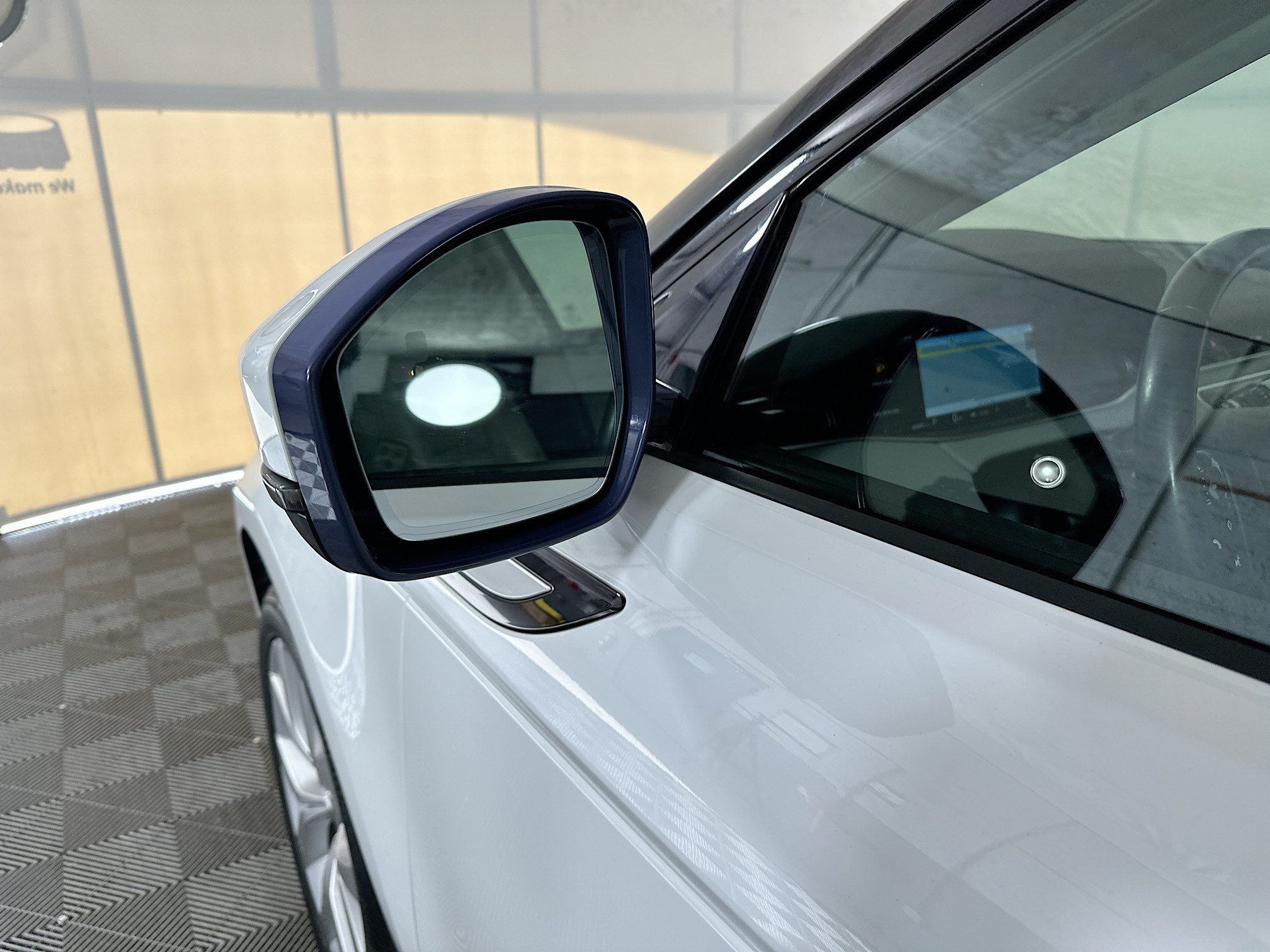 Used 2020 White Land Rover SE image 10
