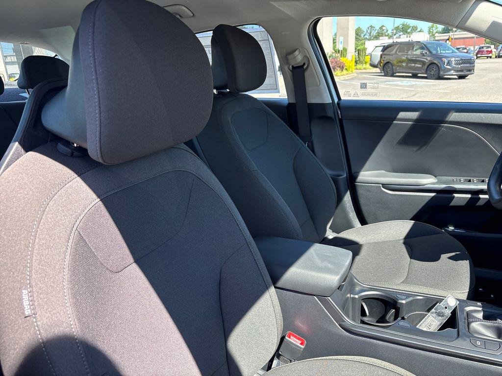 New 2026 Snow White Pearl Kia LXS image 29