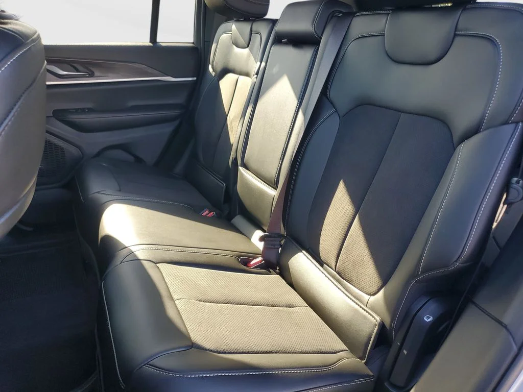 New 2026 Silver Zynith Exterior Paint Jeep Altitude image 16