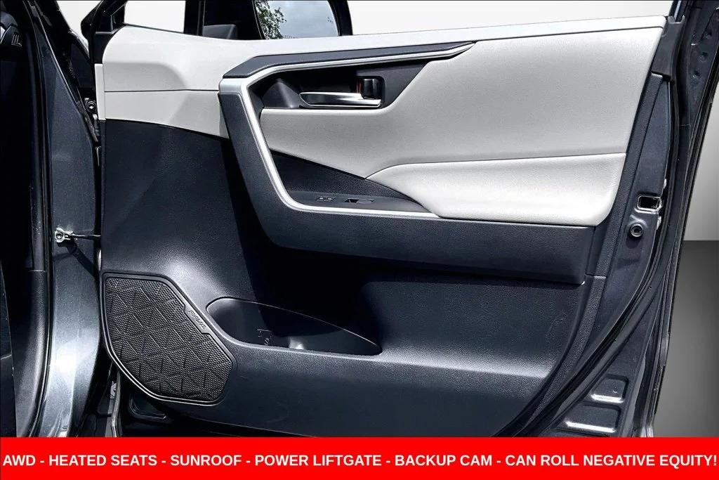 Used 2020 Gray Toyota XLE Premium image 27