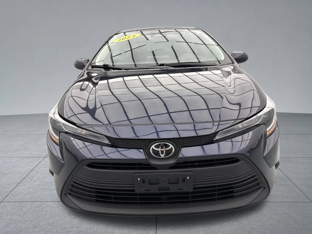Used 2024  Toyota LE image 2