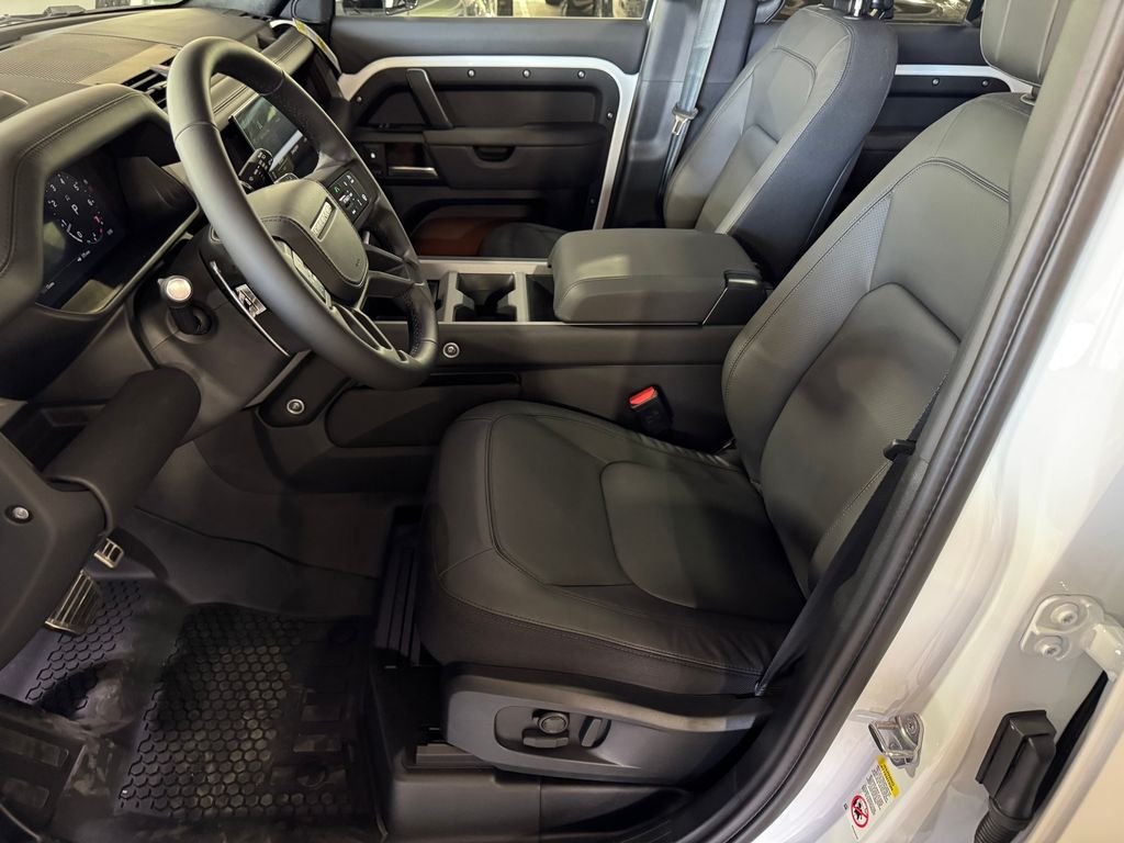New 2026 Fuji White Land Rover V8 image 8