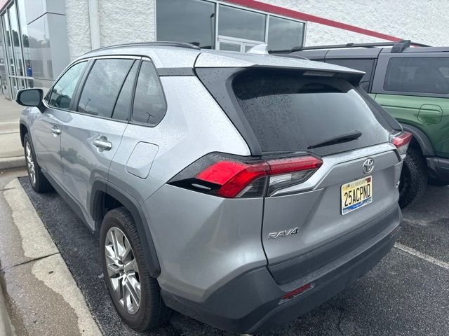 Used 2019 Silver Toyota XLE Premium image 10