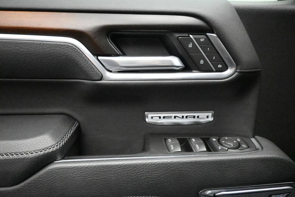 Used 2025 Onyx Black GMC Denali image 9