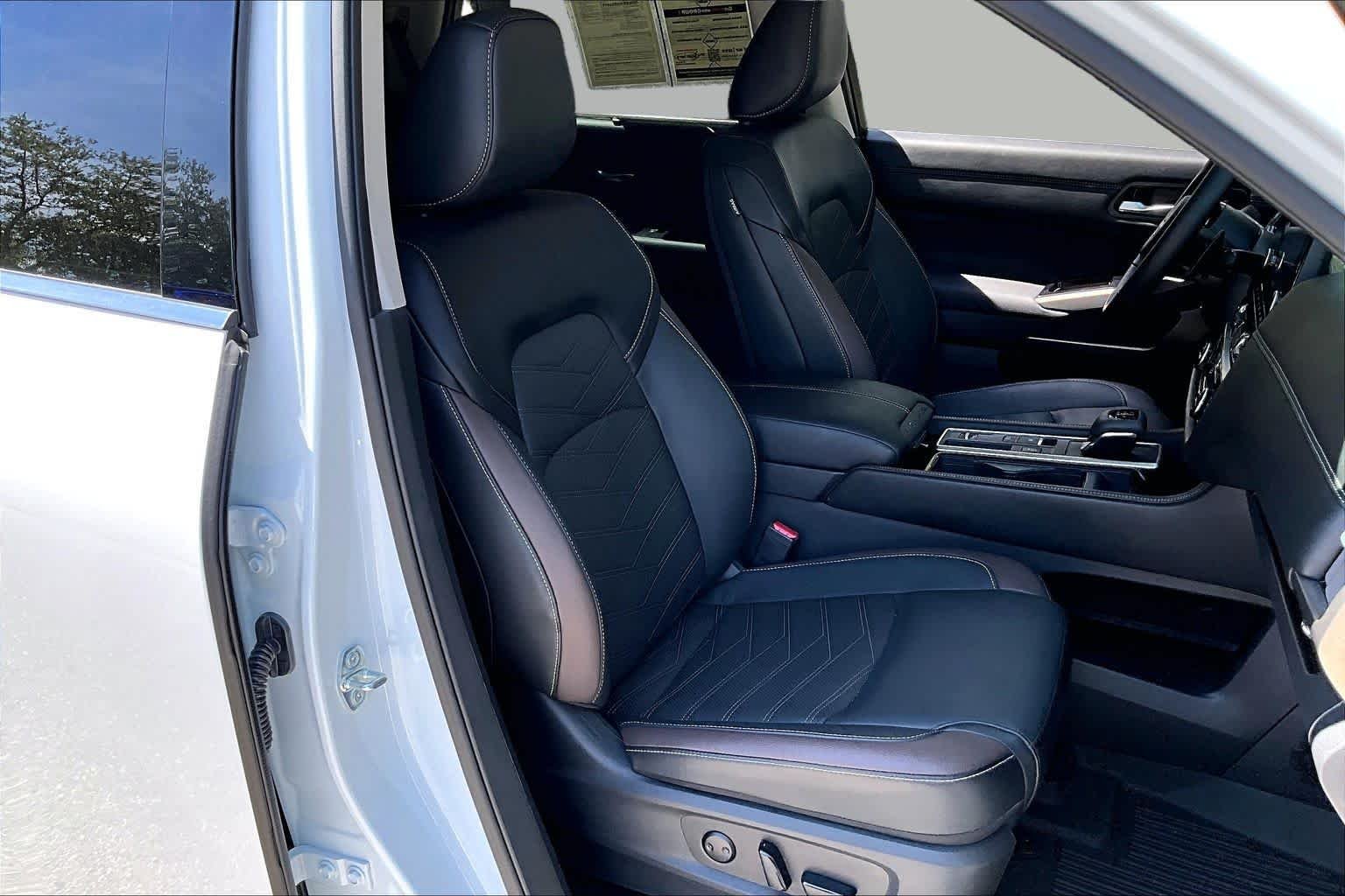 Used 2025 Everest White Pearl Tricoat Nissan Platinum image 9