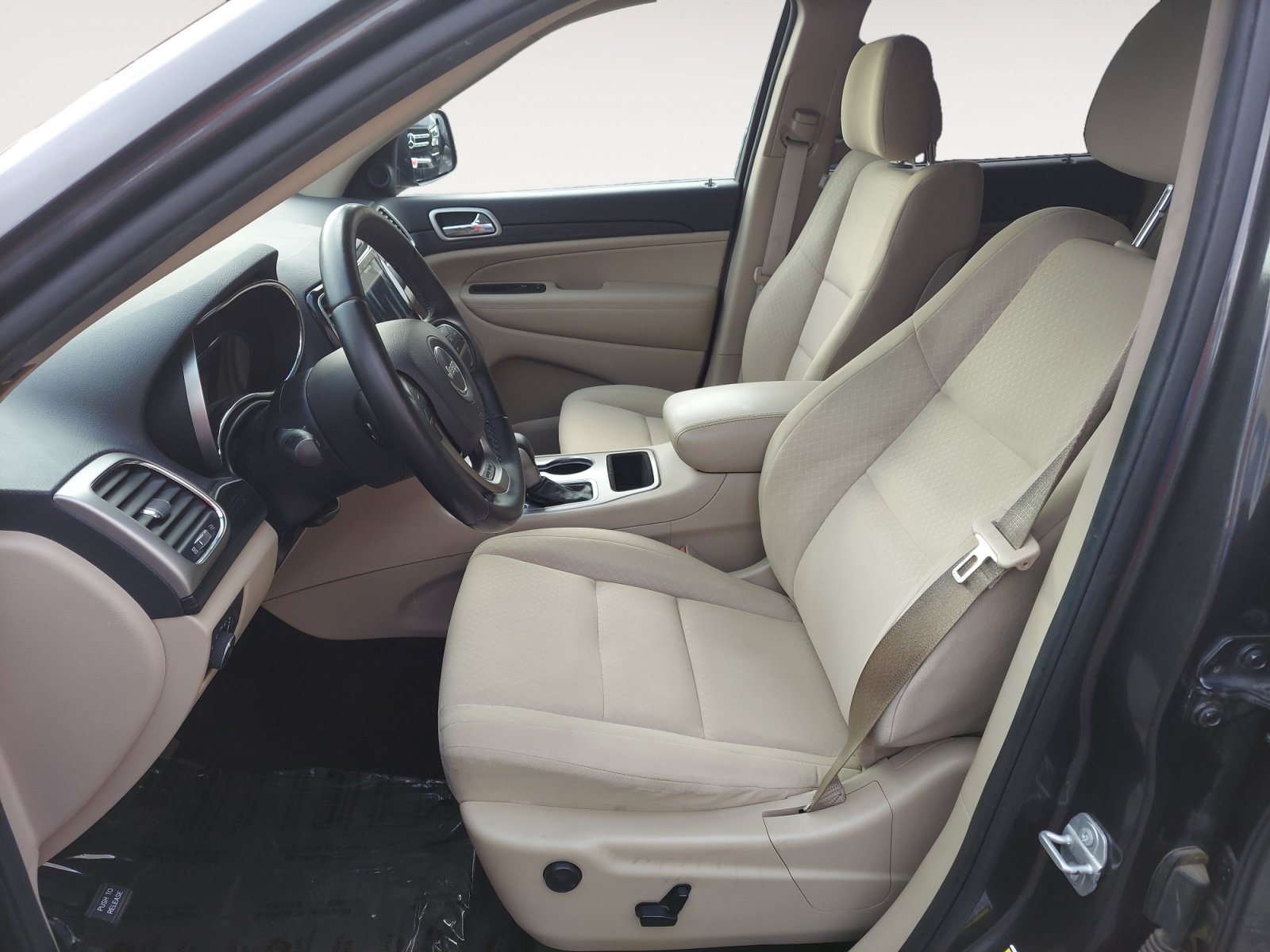 Used 2019 Granite Crystal Metallic Clearcoat Jeep Laredo E image 22