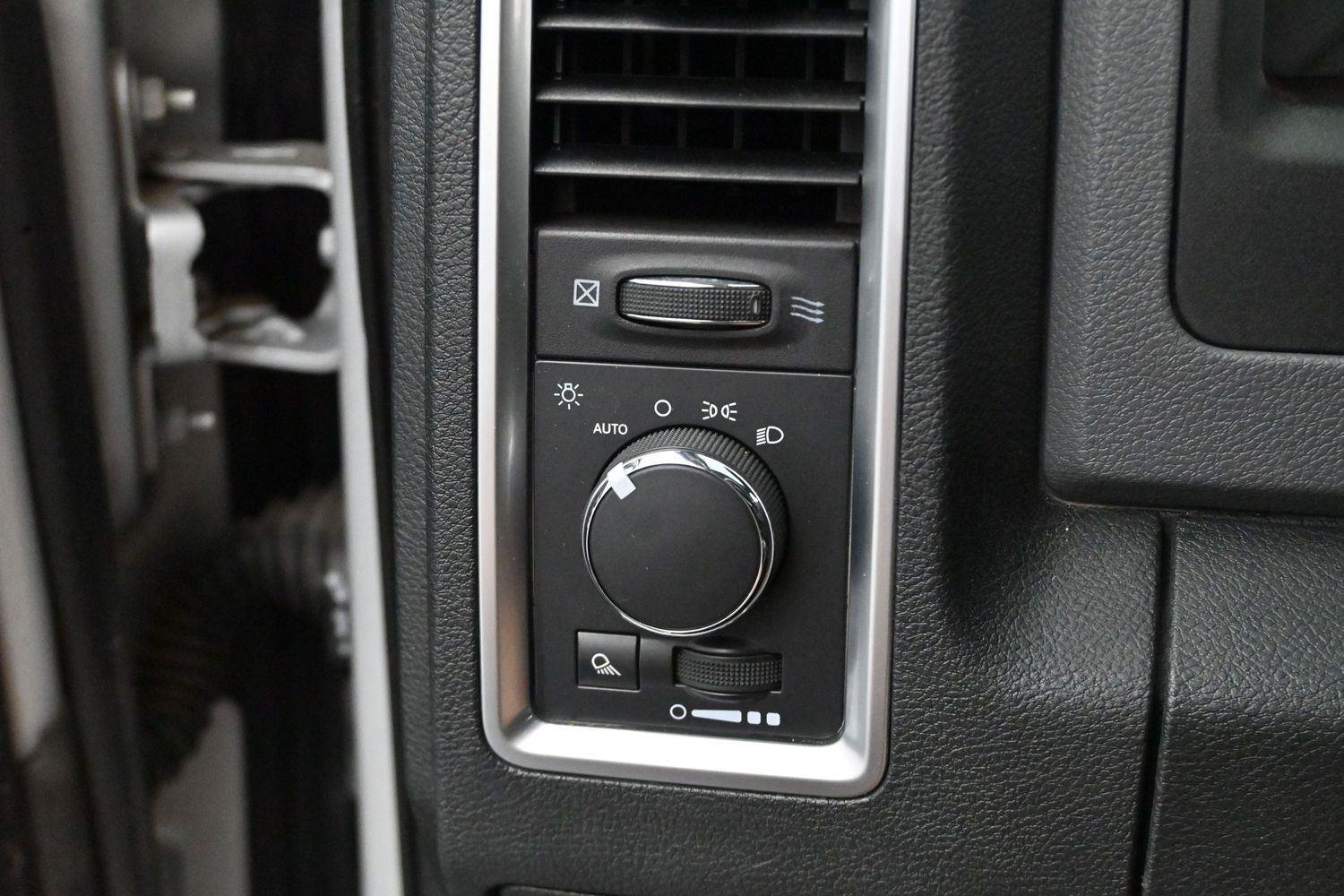 Used 2015 Bright Silver Metallic Clearcoat Ram SLT image 24
