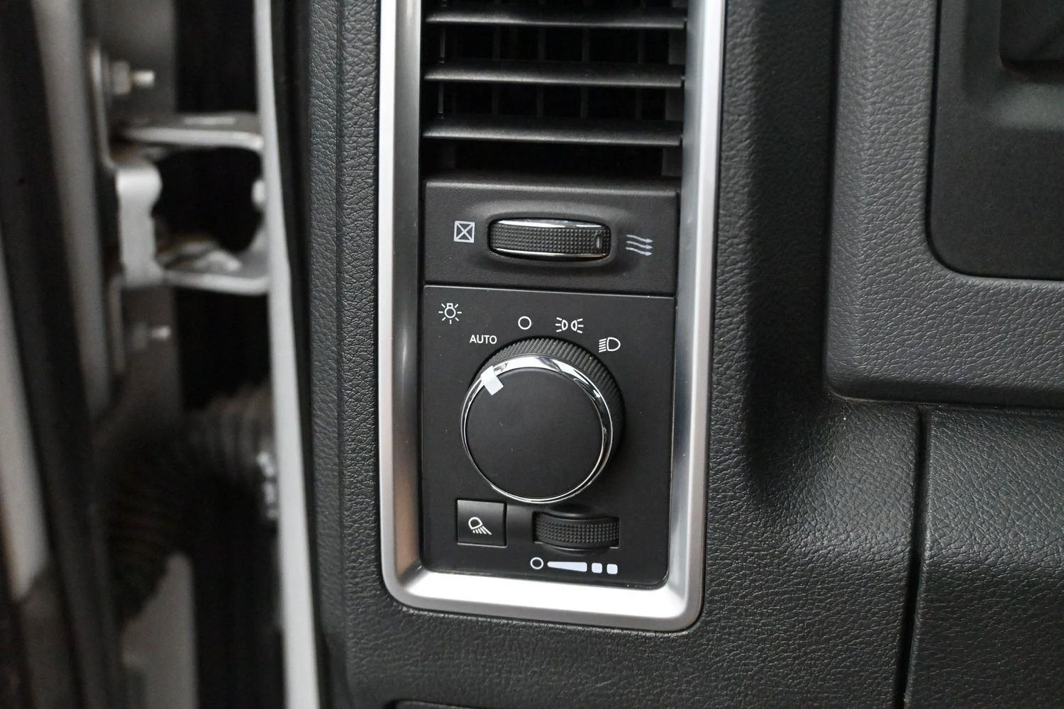 Used 2015 Bright Silver Metallic Clearcoat Ram SLT image 24