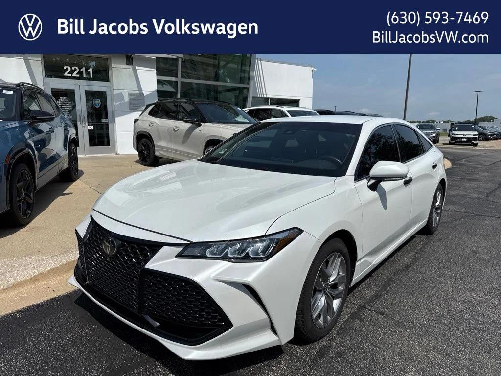 Used 2022 Pearl Toyota XLE image 1