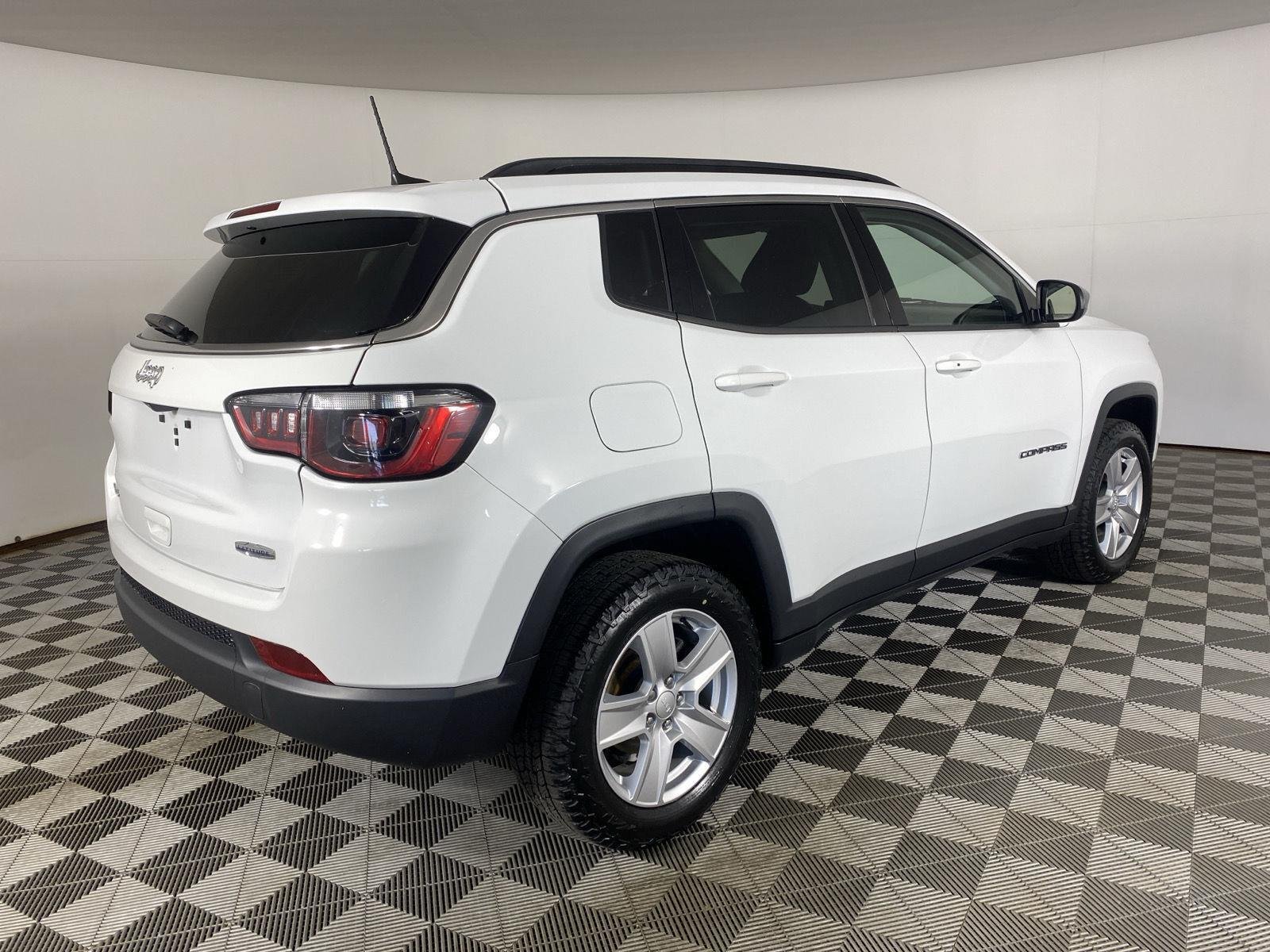 Used 2022 Bright White Clearcoat Jeep Latitude image 7