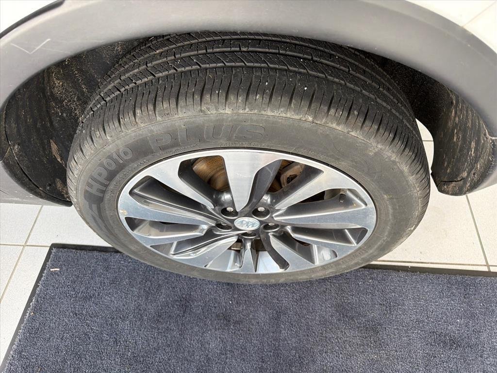 Used 2022 Summit White Buick Preferred image 5