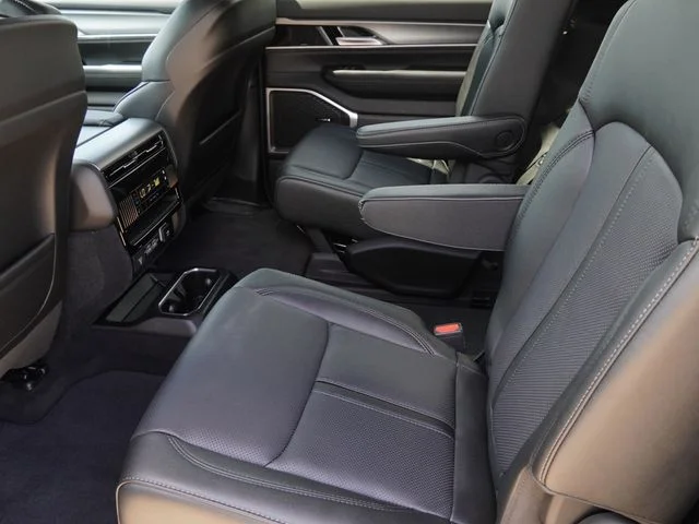 New 2026 Bright White Clear-Coat Exterior Paint Jeep Limited Altitude image 13