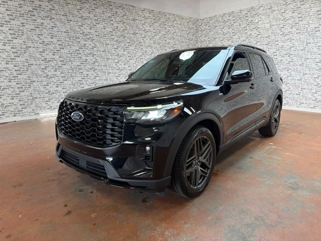 Used 2025 Agate Black Metallic Ford ST-Line image 3