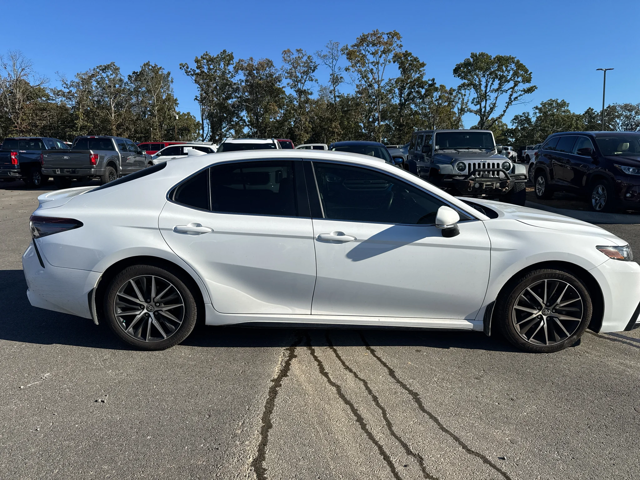 Used 2023 Ice Cap Toyota SE image 4