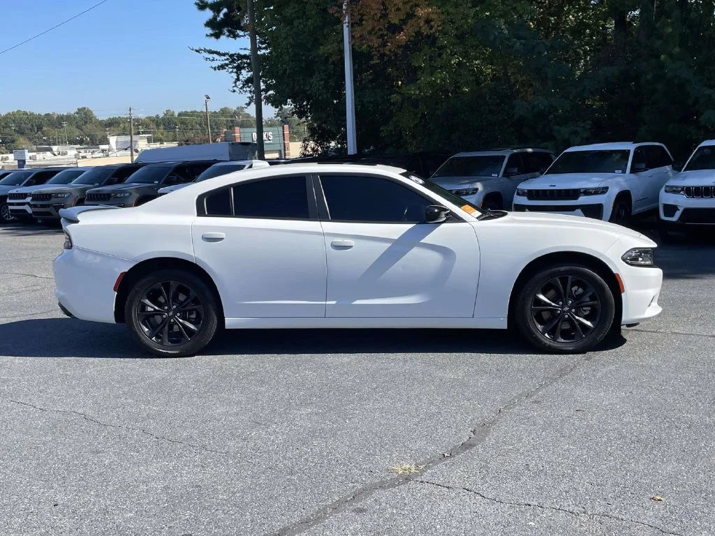 Used 2021 White Dodge SXT image 9