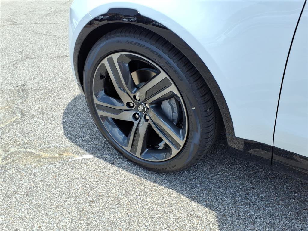 New 2026 Fuji White Land Rover Dynamic SE image 9