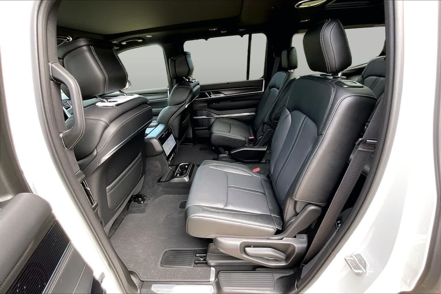 New 2026 Bright White Clear-Coat Exterior Paint Jeep Summit Obsidian image 21
