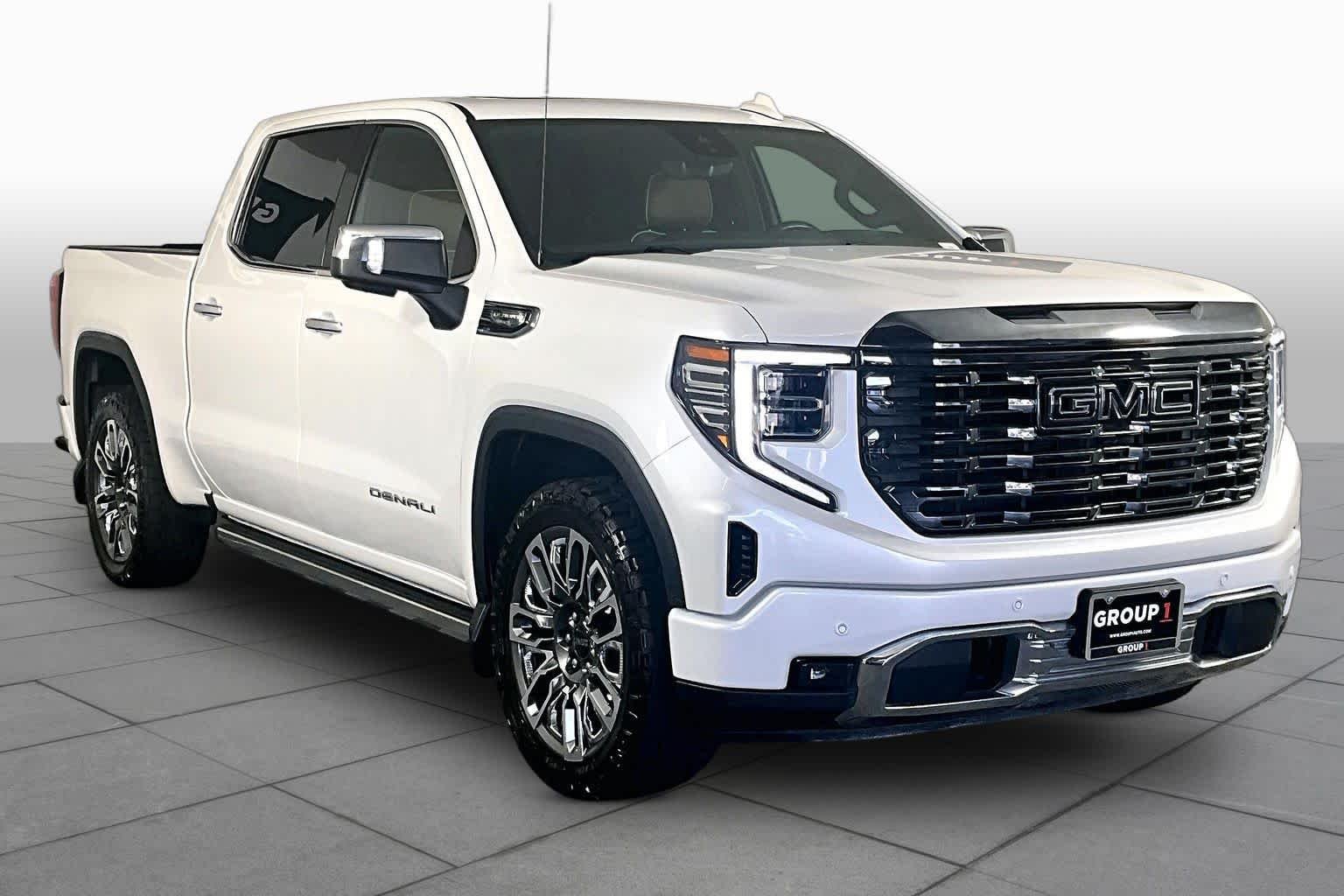 Used 2024 White Frost Tricoat GMC Denali Ultimate image 3