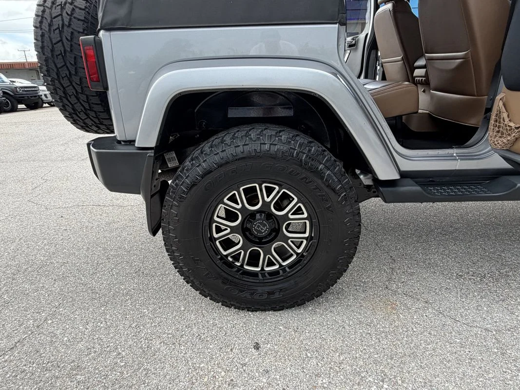 Used 2013  Jeep Sahara image 29