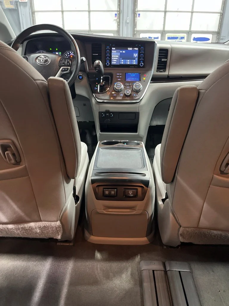 Used 2018 Blizzard Pearl Toyota XLE image 29