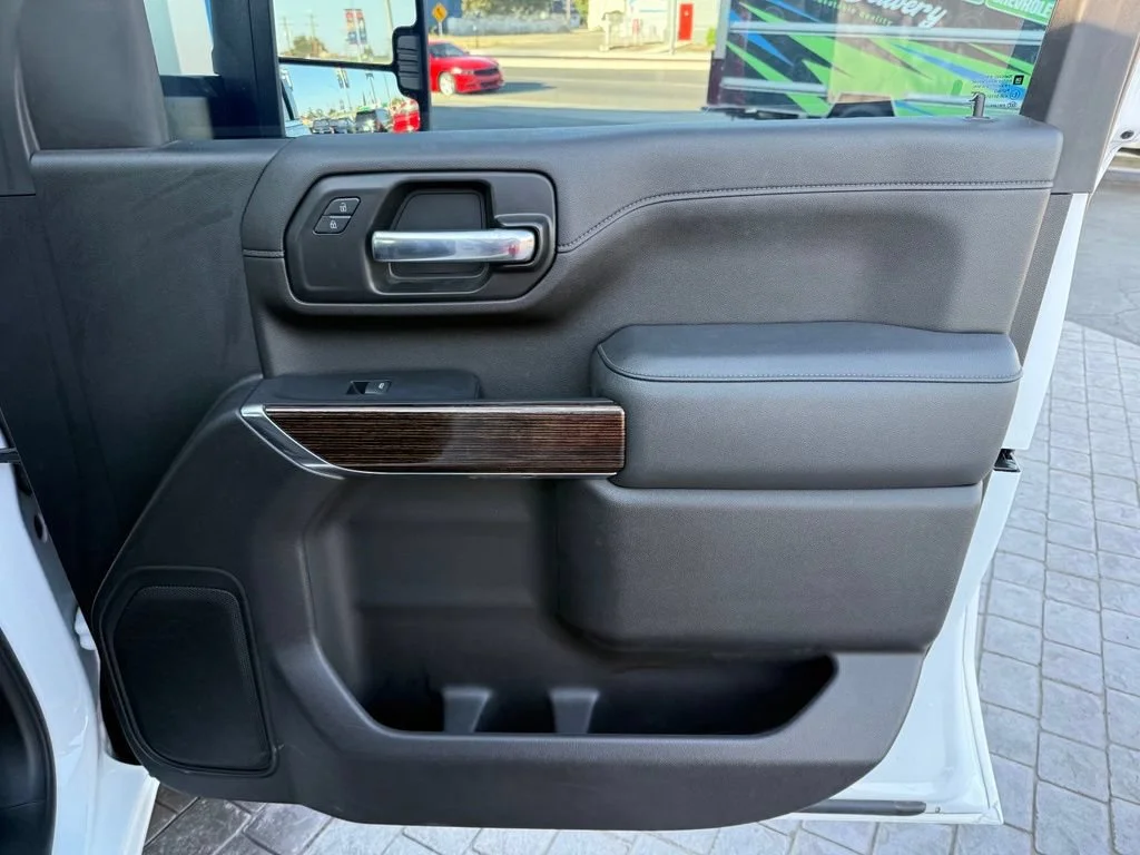 Used 2022 SUMMIT WHITE GMC SLE image 17