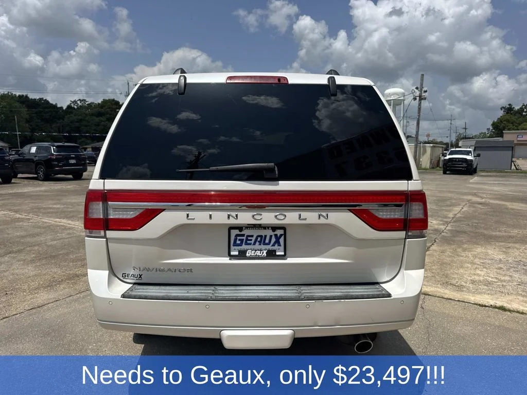 Used 2017 White Lincoln Select image 17