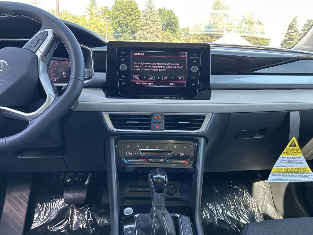 2025 Volkswagen Taos SEL - Photo 8