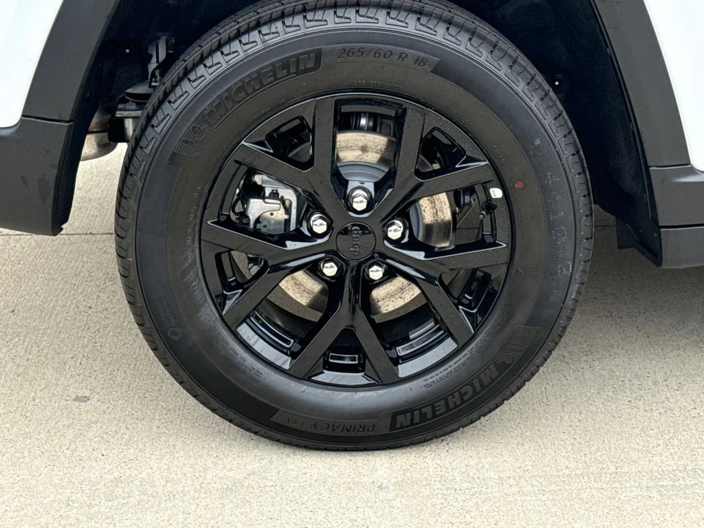 New 2026 Bright White Clear-Coat Exterior Paint Jeep Altitude image 9