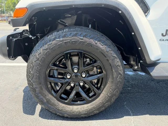Used 2022 White Jeep Altitude image 9