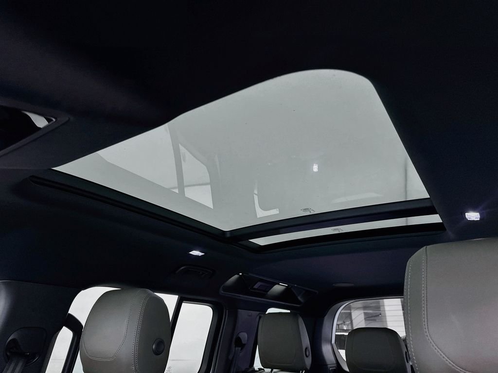 Used 2023 White Land Rover SE image 22