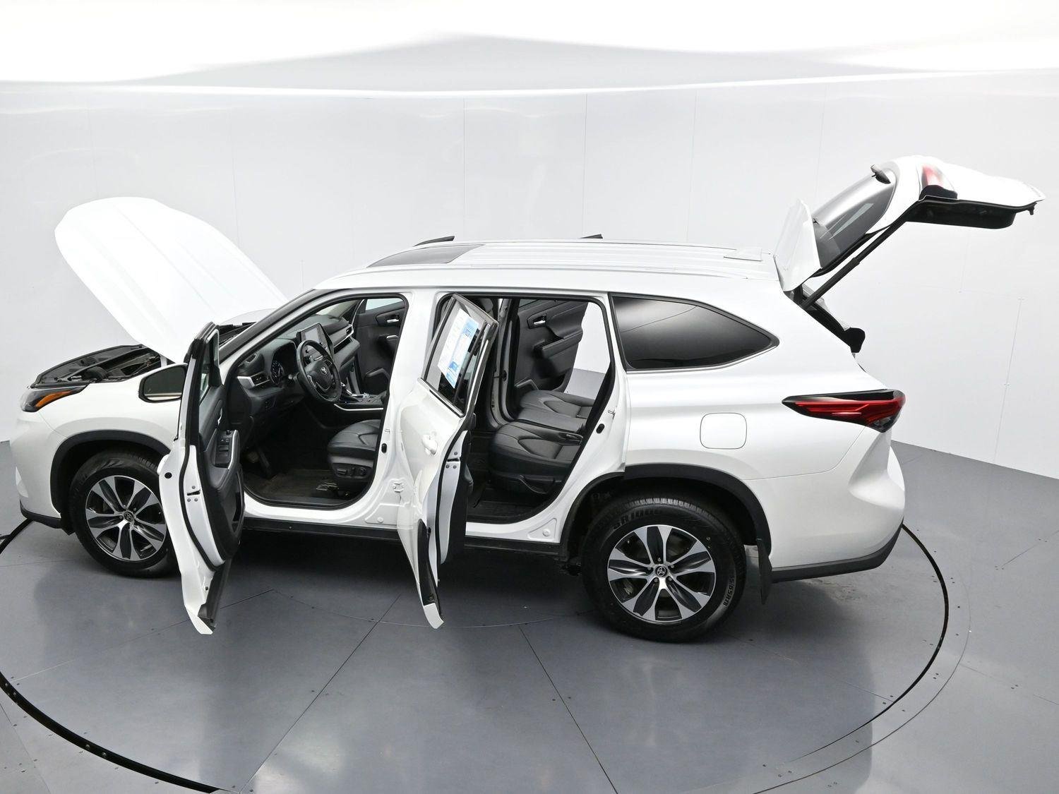 Used 2022 Wind Chill Pearl Toyota XLE image 49