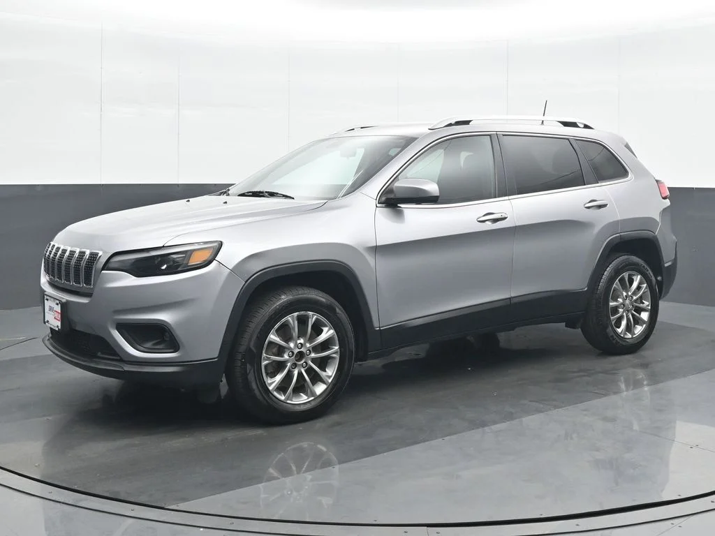 Used 2019 Silver Jeep Latitude Plus image 2