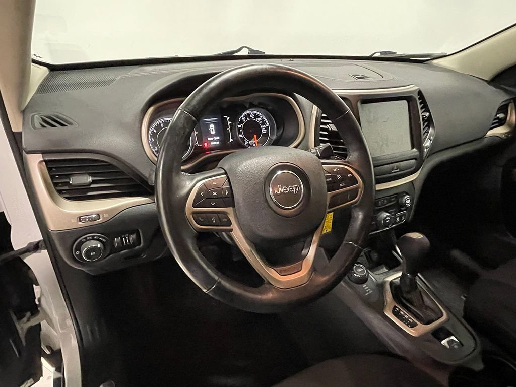 Used 2017 Bright White Clearcoat Jeep Latitude image 20