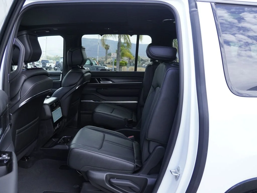 New 2026 Bright White Clearcoat Jeep Summit Obsidian image 29