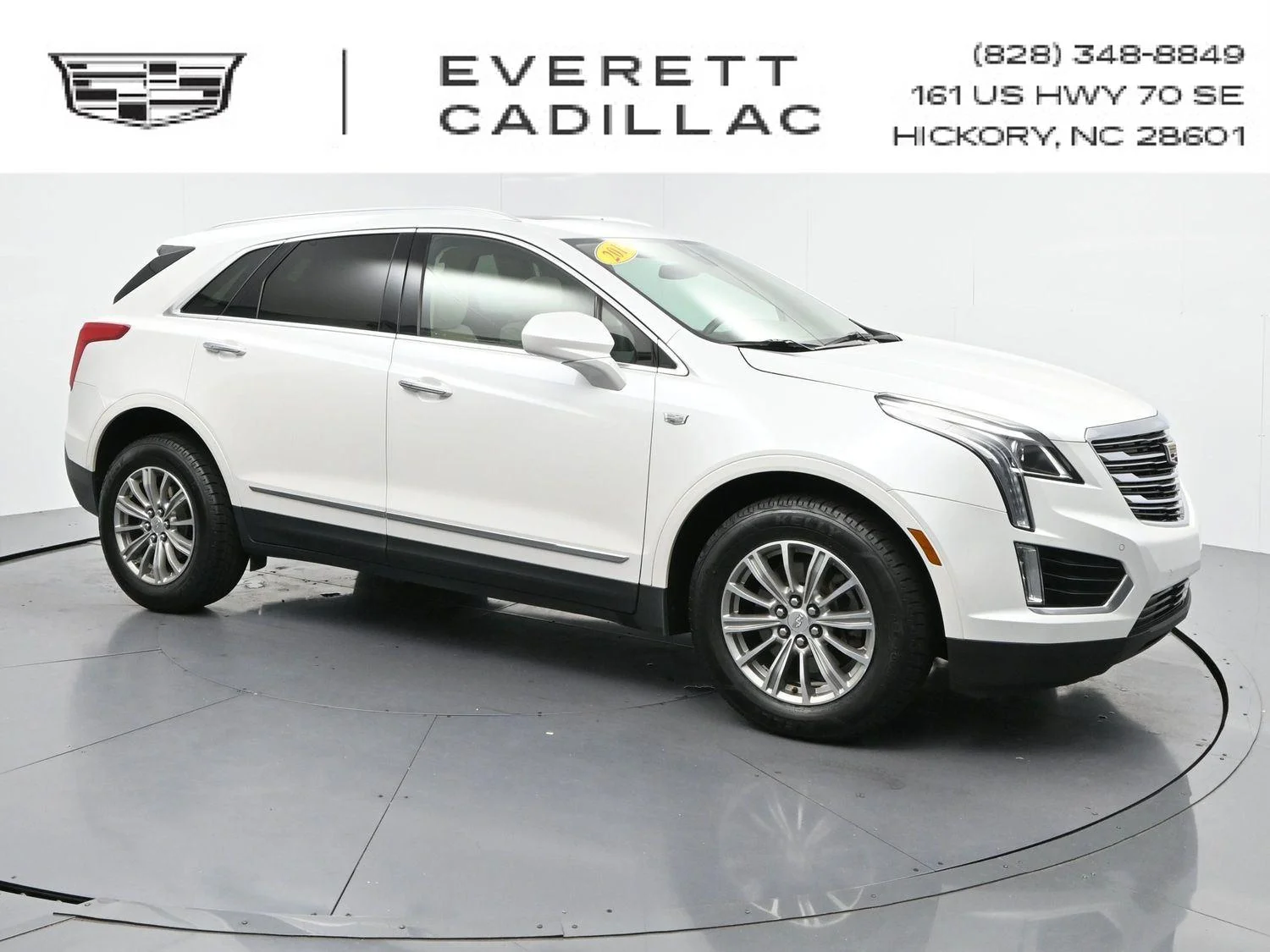 Used 2017 CRYSTAL WHITE TRICOAT Cadillac Luxury FWD image 1