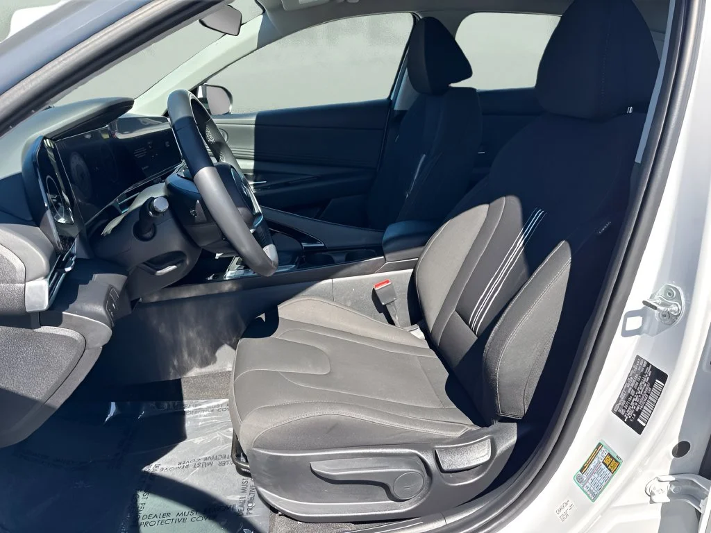 Used 2025 White Hyundai SEL Convenience image 9