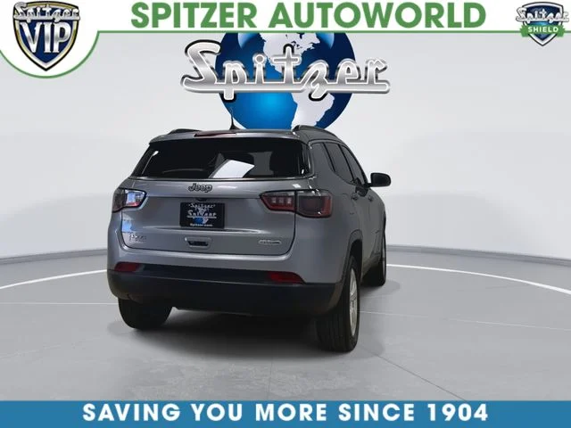 Used 2021 Silver Jeep Latitude image 9