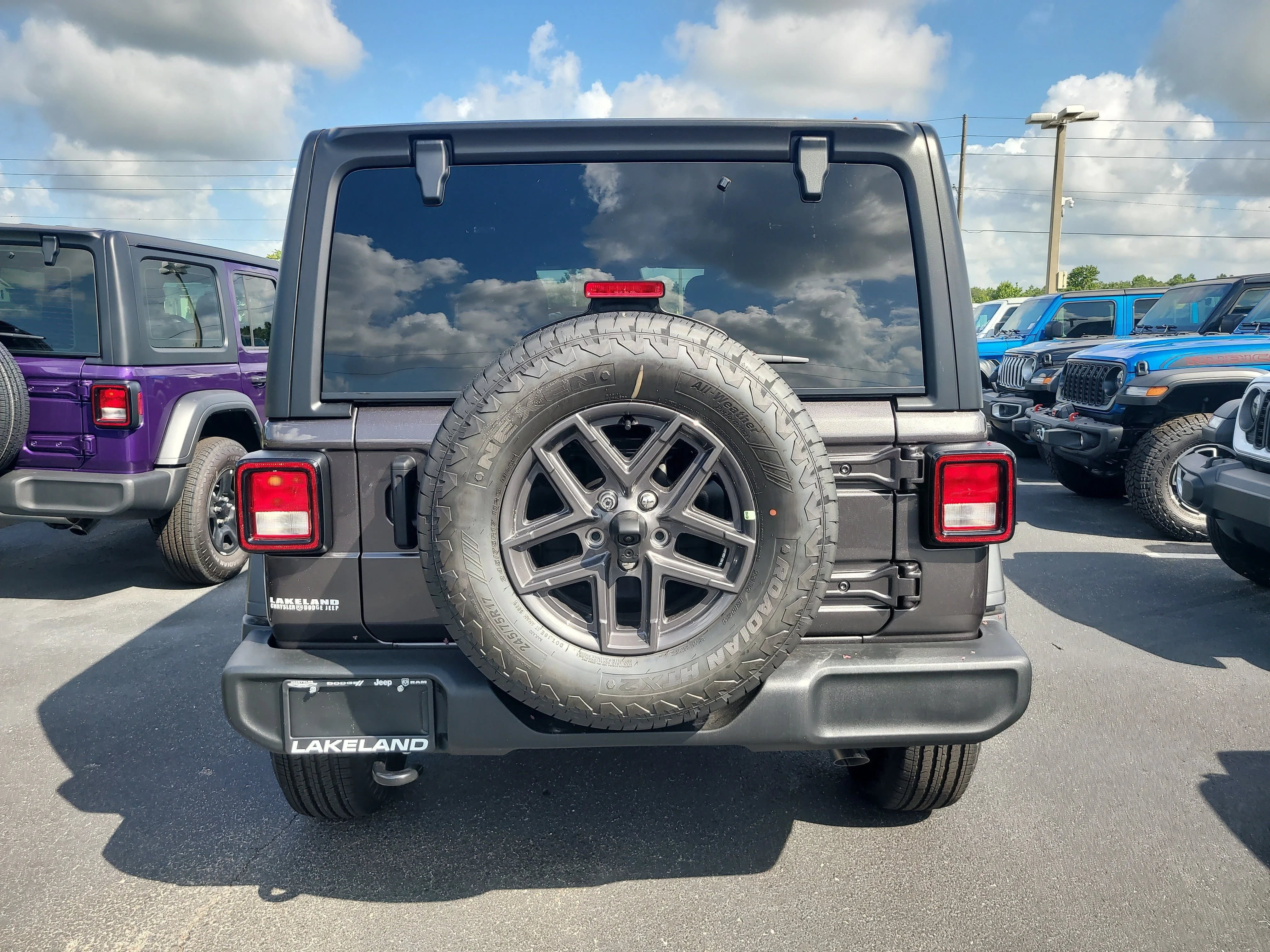 New 2026 Granite Crystal Metallic Clearcoat Jeep Sport S image 7